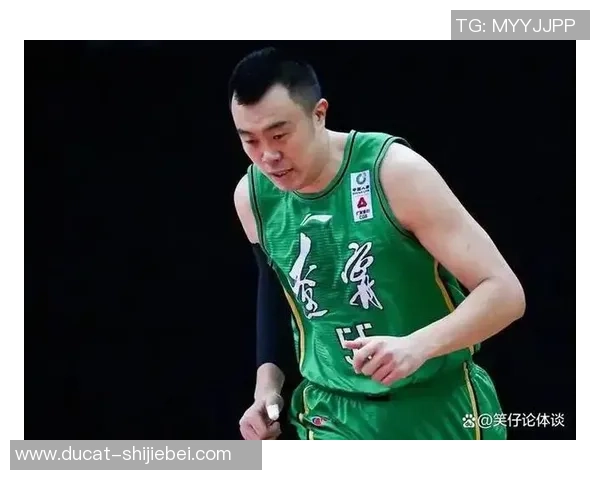 泪目！辽宁赛后韩德君与全队拥抱离别，脱离时一瘸一拐，燃尽了